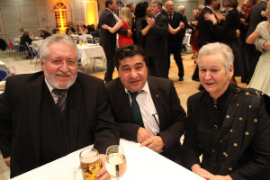 Polit-Talk neben der Tanzfläche: Reinhold Perlak (links) mit seiner Frau Helga