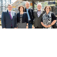 Die beiden Abgeordneten Volkmar Halbleib und Ruth Müller, Stadtrat Peter Stranninger, Alt-OB Reinhold Perlak und Stadträtin Gertrud Gruber (von links) bei einem Gespräch am Bahnhof