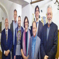 MdL Peter Paul Gantzer neben Alt-OB Reinhold Perlak (r.), dahinter SPD-Unterbezirks-Vorsitzender Dr. Olaf Sommerfeld, mit den Stadträten Gertraud Gruber, Werner Schäfer (l.), Peter Stranninger und Juso-Vorsitzendem Lukas Butterworth (3.v.r.).