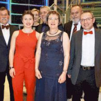 Das Organisationsteam der SPD sorgte für einen gelungenen Ballsaisonauftakt (v.l.): Hans Lohmeier, Maike Lehner (die „Lady in Red“), Cornelia und Michael Schötz, Christine Schrock, Gerd Kellner und Jürgen Karbstein. – Die Dekoration der Fraunhofer-Halle