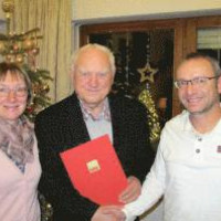ezirksgeschäftsführerin Christine Schrock und Alburgs SPD-Vorsitzender Jürgen Karbstein ehrten Alt-OB Fritz Geisperger für 50-jährige SPD-Mitgliedschaft.
