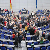 Es ist eine historische Entscheidung: Am Freitagmorgen hat der Bundestag in namentlicher Abstimmung die Ehe für gleichgeschlechtliche Paare geöffnet.