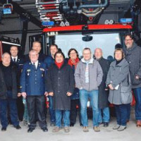 Stadtbrandtrat Rainer Heimann (v.l.), die Kreisbrandinspektoren Markus Huber und Werner Schmitzer, den designierten Stadtbrandinspektor Michael Schießl sowie SPD-Fraktionsvorsitzender Peter Stranninger mit Stadträten und weiteren Genossen.